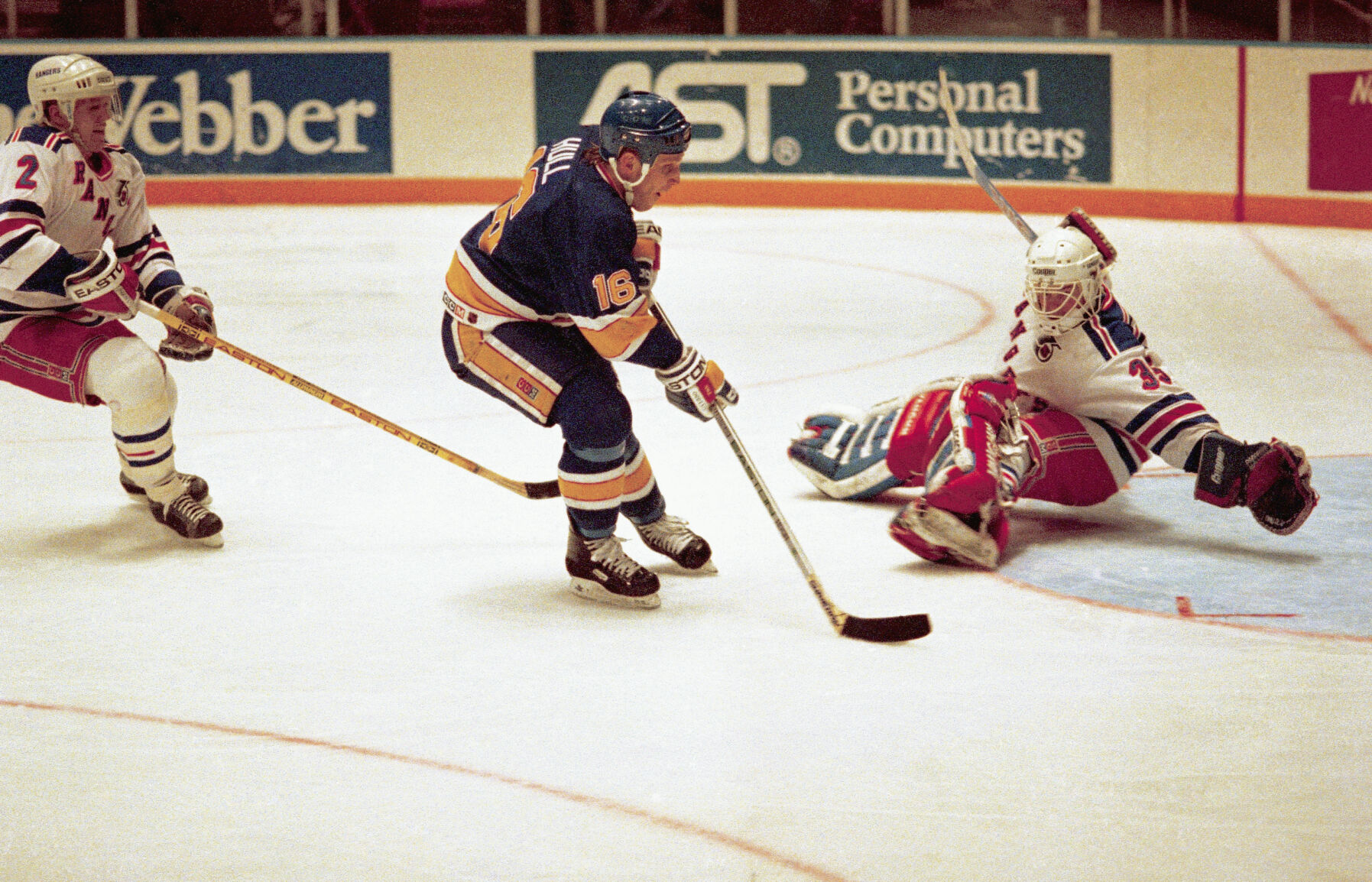 1992: Brett Hull becomes second player with three straight 70-goal seasons